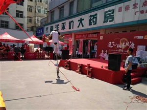 上午顶着大太阳演出